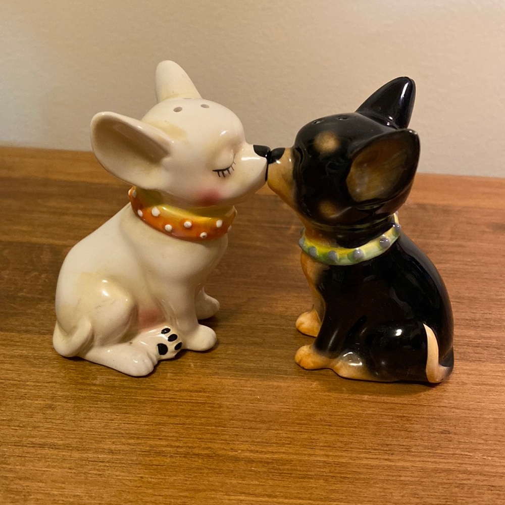 Kissing Chihuahua salt & pepper